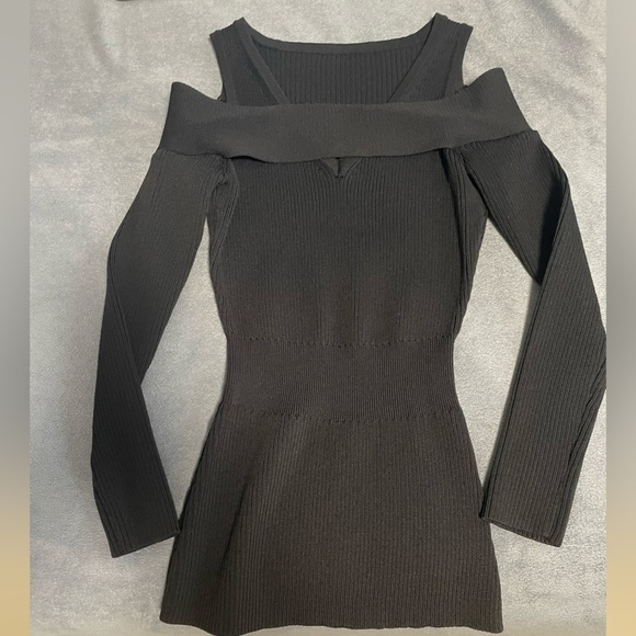 NWOT Ribbed cold shoulder black top. Size XS - Picture 1 of 5